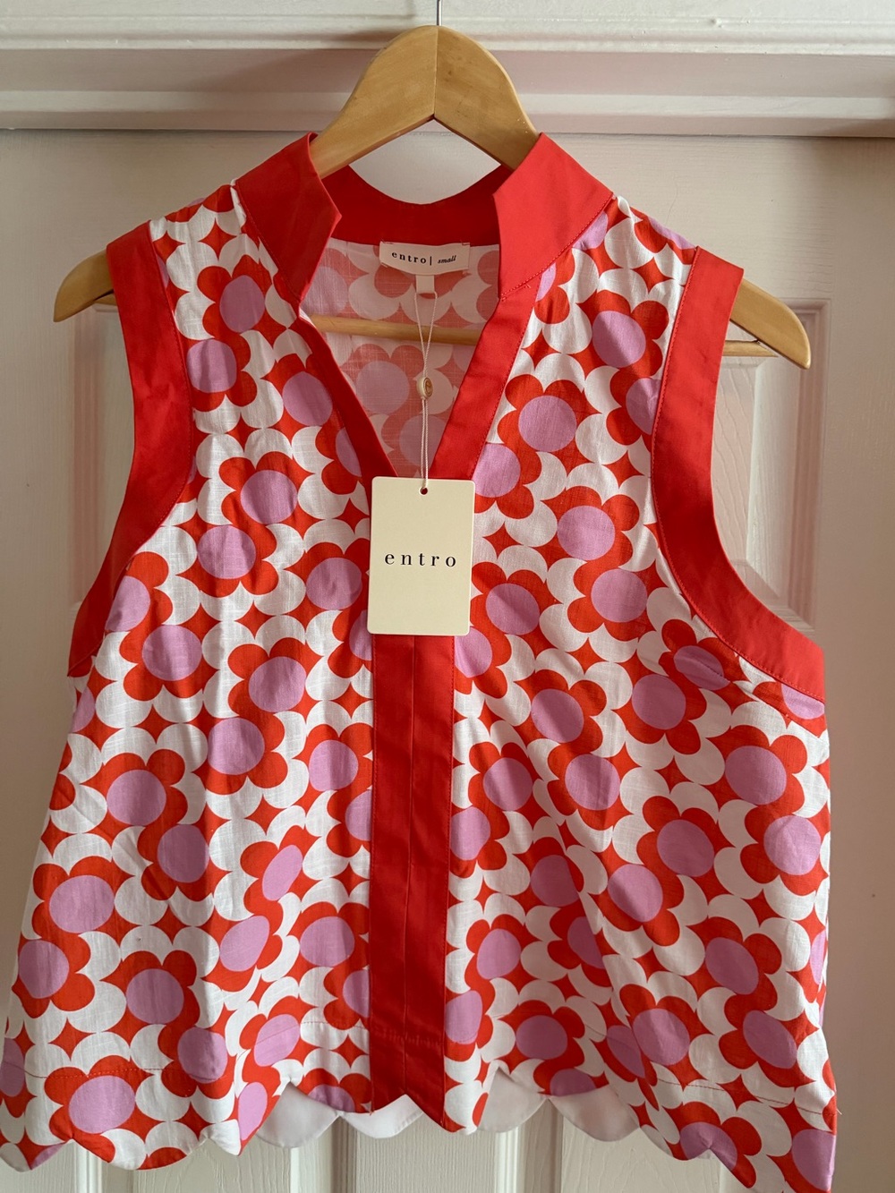entro Geometric Red & Pink Sleeveless V-Neck Camisole with scalloped edges.